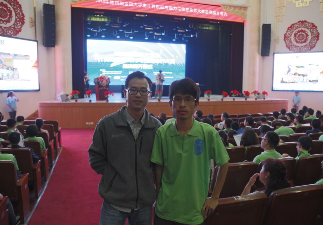 一等獎獲得者陳衎同學與指導教師在開幕式上合å½?