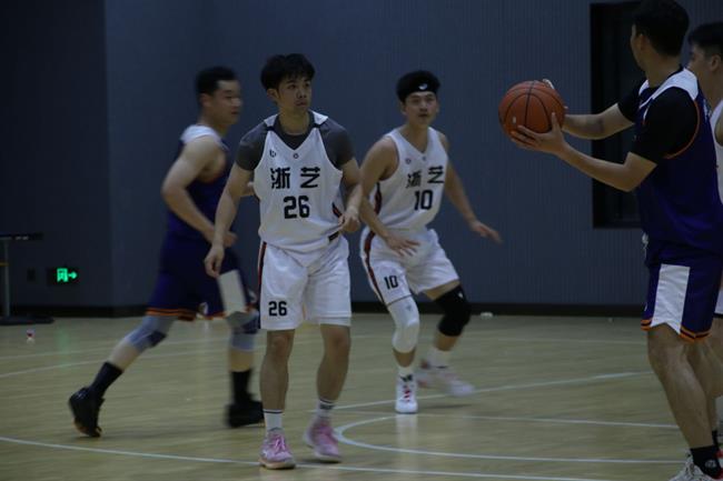 鐘聲杯籃球賽第二輪對陣浙江財經大學 比賽中2.jpg